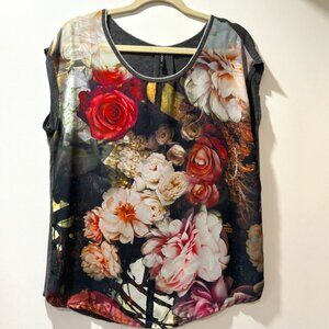 Gorgeous and comfy floral Tshirt